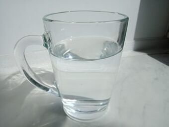 Alkotox tropft in ein Glas Wasser, Erfahrung mit der Verwendung des Produkts