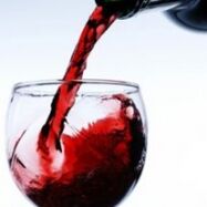 Wein wird in ein Glas gegossen