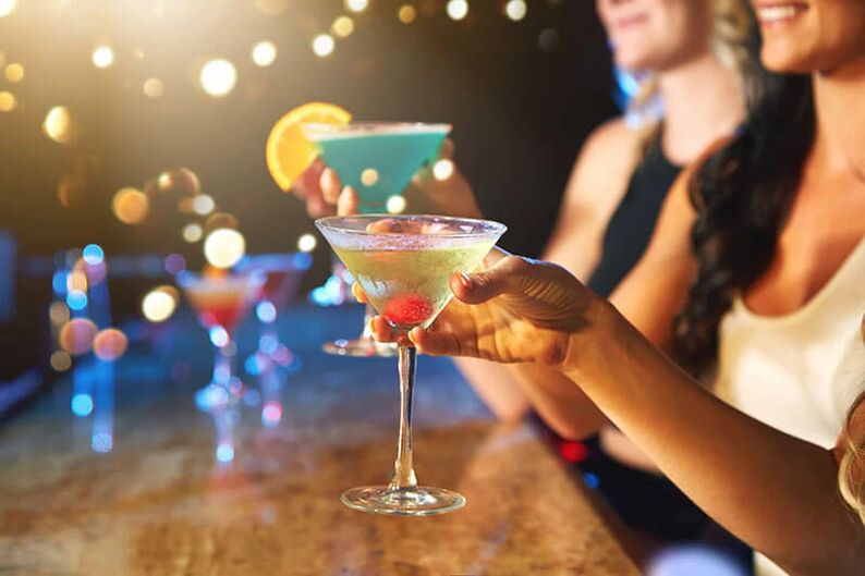 Einige alkoholische Getränke eignen sich für eine Party, aber nicht für intime Treffen. 