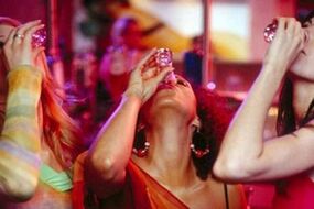 Mädchen trinken Alkohol, wie man sie aufhörte