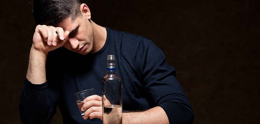 Ein Mann trinkt Alkohol, wie man mit dem Rauchen aufhört, Foto 1