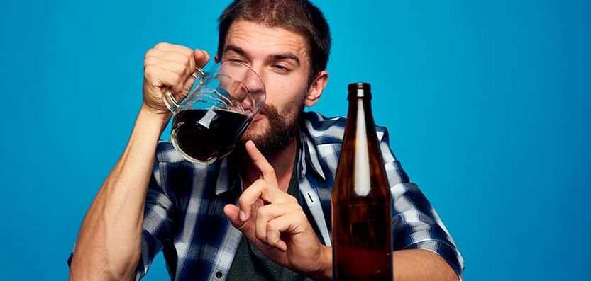 Ein Mann trinkt Alkohol, wie man mit dem Rauchen aufhört, Foto 2